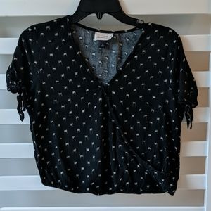 Universal Thread Black & White Crop - Size Medium